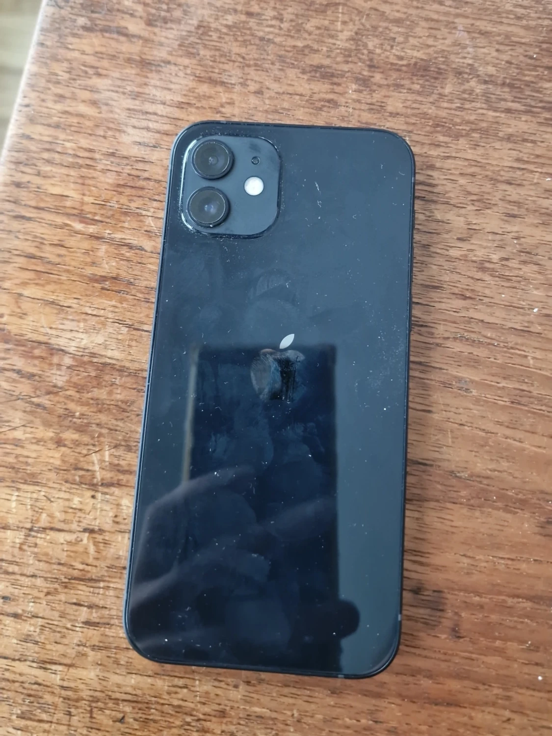 Svart iPhone 12 med ny laddare och sladd - 1