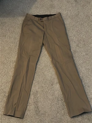 Byxor  - Ett par chinos/kostymbyxor 