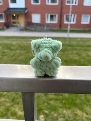 Virkad nyckelring gummibjörn - Virkad nyckelring gummibjörn, cirka 6cm hög☺️ Säljer även i fler färger💗
