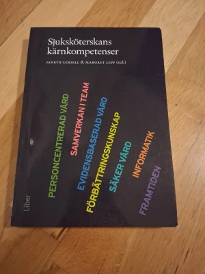 Kurslitteratur - Sjuksköterskans kärnkompetenser i fint skick
