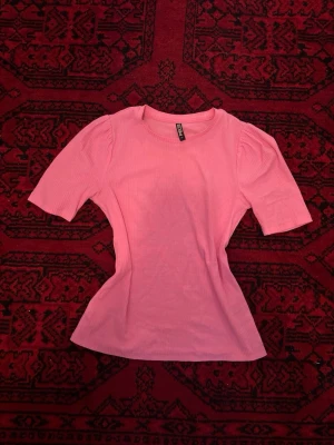 Rosa tröja - Säljer en rosa t-shirt. Har använts en gång. Storleken är xs som passar perfekt för dig som är både xs och s