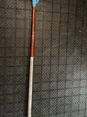 Innebandyklubba med blått blad - Säljer en innebandyklubba från LP med ett orange skaft och vitt grepp. Klubban har ett blått plastblad och är perfekt för dig som gillar innebandy. Skaftet är rakt och bladet är lätt böjt för bättre bollkontroll.