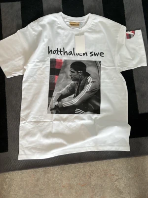 Hatthallen T shirt - Hatthallen swe t shirt köpt ny för 800kr. Det är dock en golden label vilket betyder att lappen vid nacken är guldig vilket är 10% chans att man får. Jag fick just en sådan och vill nu sälja den för att den är värt betydligt mer än jag köpt den för. Skriv i dm vid funderingar