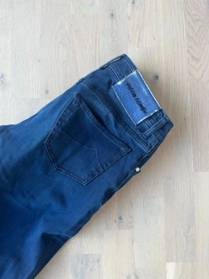 Jacob Cohen Bard | 29 - Säljer ett par Jacob Cohën bard jeans i bra använt skick. | storlek: 29 | Hör av dig vid frågor eller funderingar.
