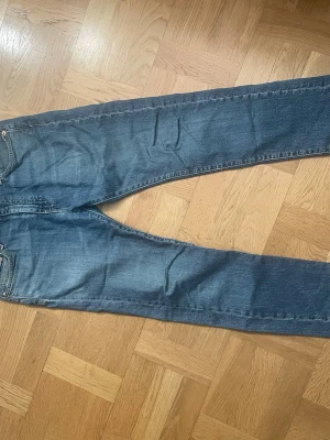 Levi’s blåa jeans - Säljer ett par blå jeans med rak passform. Jeansen har en klassisk tvättad look och är skitsnygga samt i väldigt bra skick, utan några defekter. Storlek W30 L34. Skriv om frågor och prisförslag❣️