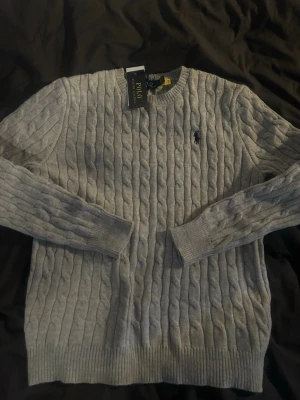  tröja Polo Ralph Lauren - Snygg grå tröja från Polo Ralph Lauren med oanvänd storlek L men passar bättre M skulle jag säga 