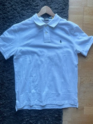 Vit pikétröja från Ralph Lauren - Pikétröja från polo Ralph lauren som är i oanvänt skick med lapparna på. Storlek M/L. Ge bud!