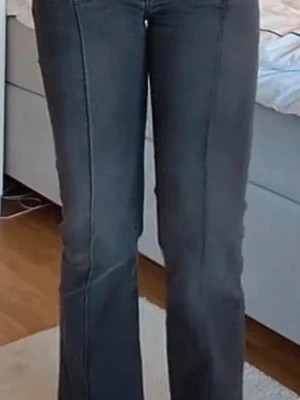 Svarta bootcut jeans - Jättefina bootcut jeans från madlady, bakfickorna har en snygg detalj💕 De är något slitna längst ned men inget man tänker på😊Storlek 40, tall