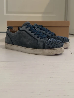 Christian Louboutin  - Tjena! Säljer ett par riktigt feta loubs i en riktigt fet och sällsyn färg. Skorna är i riktigt bra skick 8/10 skulle jag säga, det enda problemet är att en spik saknas. Storlek 41 men är stora i storleken. Nytt pris ca 9500kr mitt pris 3500kr. Kom med bud!