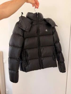 Calvin Klein jacka - Helt ny utan prislapp jacka. Aldrig använd. Fick i present men för liten på mig. Nypris: 2695kr