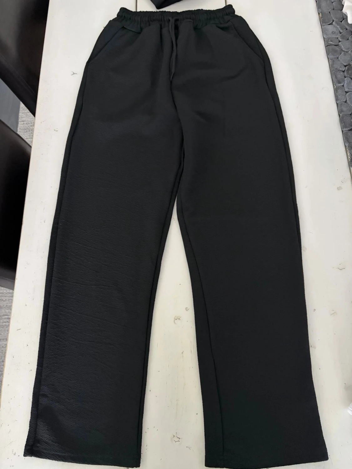 Svart set med t-shirt och byxor - 1