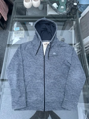 Hollister zip hoodie grå S - Säljer en grå Hollister zip hoodie – clean och simpel basic som passar till allt. Perfekt för streetwear/y2k fits eller bara en chill vardagslook.  Mjuk fleece på insidan så den är riktigt skön 🔥 Slim fit, sitter snyggt (true S)  Cond: 9/10 Size: S Material: 60% bomull, 40% polyester  Dm vid frågor eller fler bilder 