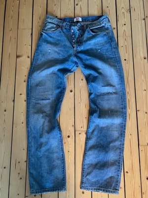 Levis 501 - Sjukt snygga Levis 501 jeans i blå färg, storlek 31/32. Jeansen har en väldigt fin blå färg med snygga unika slitningar. Mycket gott skick, eventuella funderingar😁