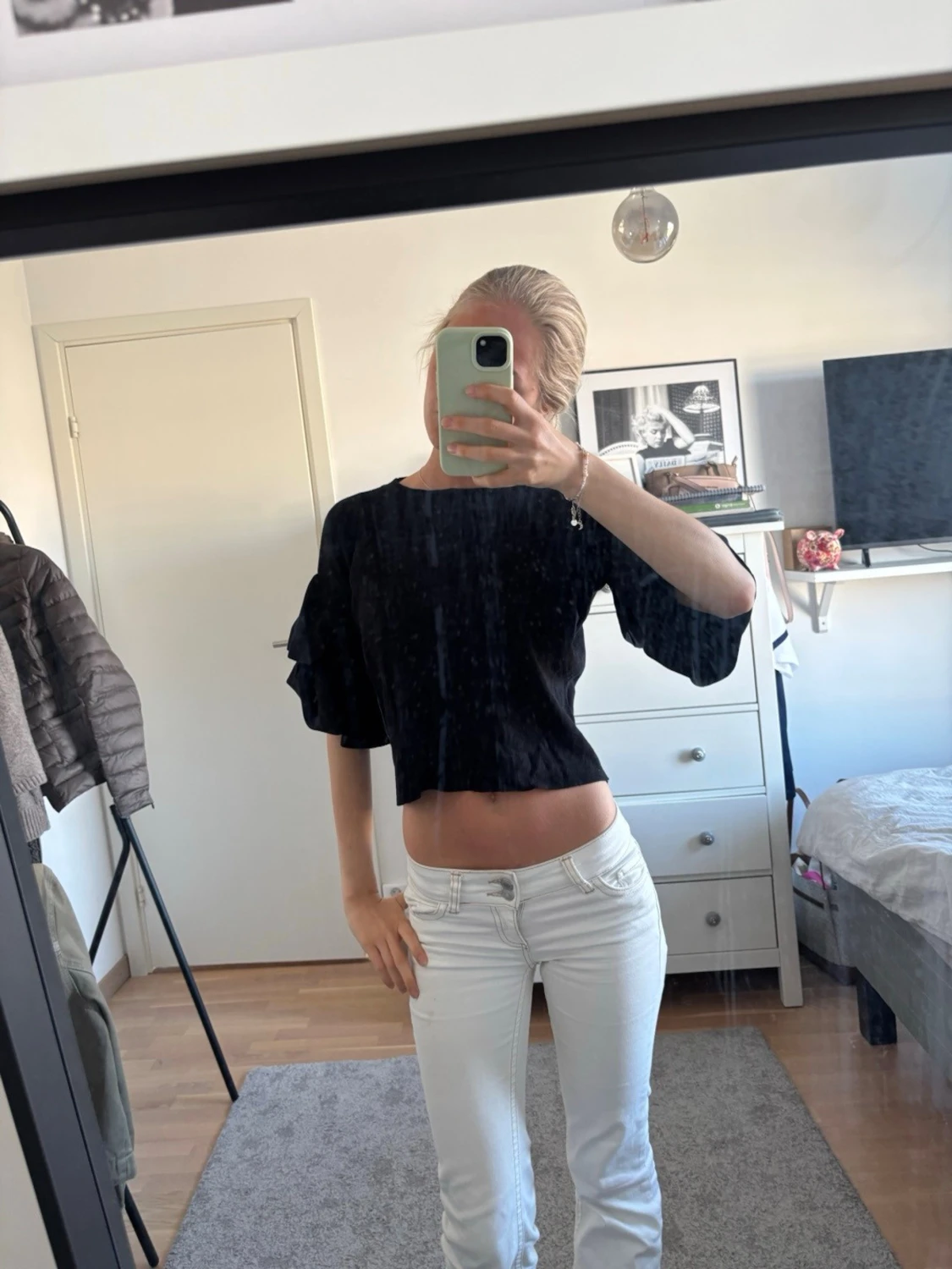 Svart croppad topp med volangärmar - 2