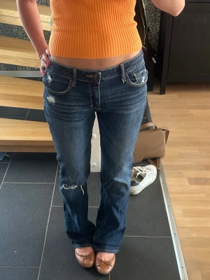Mörkblå jeans  - Mörkblå jeans med hål från Abercrombie and fitch, storlek S-M. Midja: 40x2 cm innerben:82 cm