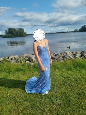 Balklänning - Säljer en blå balklänning från Hebeos storlek 34 men passar 34-36. Fint skick, använd 1 gång.