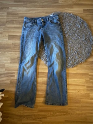Blå bootcut jeans Mira W27 L30 - Bra skick o bara använda några gånger. Väldigt sköna jeans som funkar till mycket.