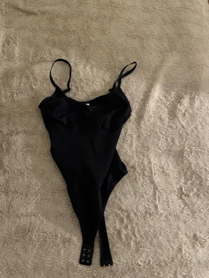 Svart body med tunna axelband - Body från H&M Säljer min svarta body från H&M i stl S. Används ej och noll defekter. Perfekt för dig som vill ha en lite uppklädd/festig look.