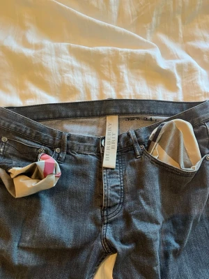 Burberry jeans  - Extremt snygga och exklusiva Jeans från burberry. Köpte för flera tusen nu pris. Fri frakt i 7 dagar och först till kvarn gäller på dessa exklusiva jeans. Storlek 32/34