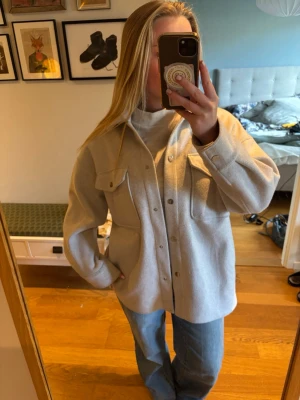 Ljus kappa - Vit / beige vinterkappa från Zara. Skriv för frågor!❤️
