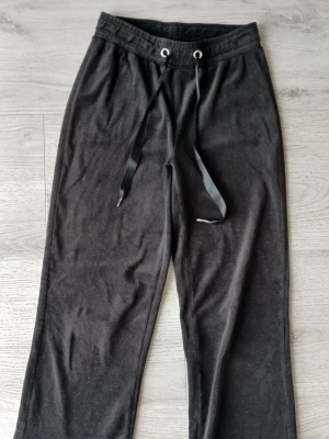 Mys set - Svart mys set från Gina Tricot. Byxa och Ziptröja. Byxa i strl XXS och Ziptröjan i XS.