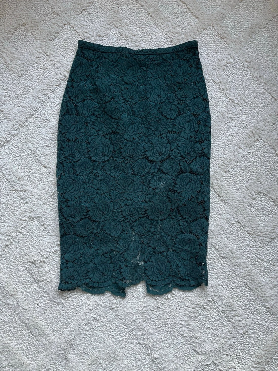 Grön spetskjol med blommönster