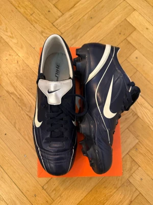 Nike mercurial vapor II pace 2006 str 45 fotbollsskor - Otroligt fina vapor från 06. Väldigt sparsamt använda och i otroligt gott skick. Sällsynta som passar på plan eller i samlingen. 