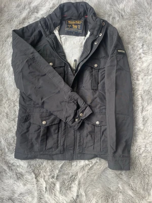Woolrich Field Jacka - Säljer denna Woolrich Field Jacka i fint skick | Storlek M | Skick 9/10 | Nypris 5000kr | har ingen fordring så passar fint under lite varmare dagar också | Hör gärna av dig vid minsta fråga eller fundering 👍✅