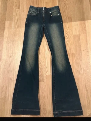 Mörkblå bootcut jeans weekday - sjukt snygga och populära weekday jeans med dragkedja, dom är långa och storlek W27☺️(skulle säga xs-s)