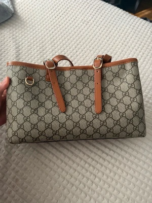 En brun hand väska  - En Brun fin väska är inte använd alls 