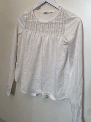 Vit blus - Supersöt vit blus från h&m, perfekt till sommaren. Tyvärr skrynlig på bilden på den legat hopprullad i garderoben lol.