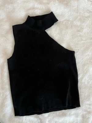 Oneshoulder topp - Svart oneshoulder asymmetrisk topp med hög krage 
