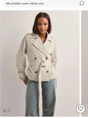 Beige trenchcoat från Nelly - Stilren beige trenchcoat från Nelly, knappt använt i mycket bra skick. Går att diskutera pris vid snabb affär!