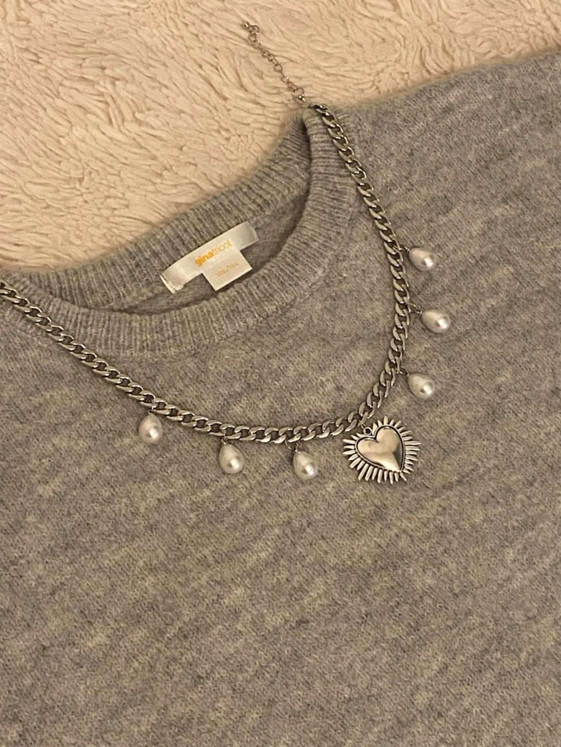 Silverfärgat halsband med pärlor och hjärta - 1