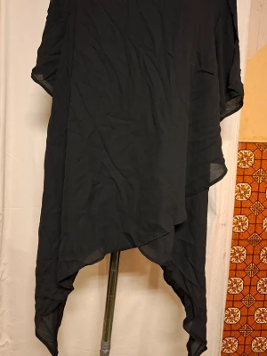 Svart kaftan el tunika?  - Säljer en tunika el kafta. Osäker på vilket. Men snygg ä den. Passar till olika tillfällen, fest el lediga stunder. Valet är fritt. Märket är esmara