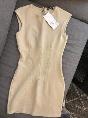  Zara Beige klänning - Snygg beige kortklänning från Zara i figurnära modell. Perfekt för dig som gillar minimalistisk stil och neutrala färger.🥰❤️