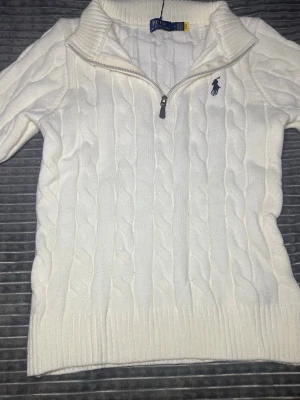 Vit stickad tröja från Polo Ralph Lauren(finns i s)dm för o diskutera pris - Vit stickad halfzip från Polo ralph lauren . Tröjan har hög krage och ett broderat logotyp på bröstet. Perfekt för dig som gillar en klassisk och stilren stil!🔥