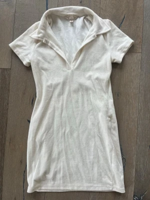 Vit/beige kortärmad klänning från H&M - Vit/beige kort klänning från H&M. Passar bra nu till sommaren☀️💗