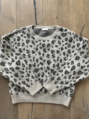 Grå leopardmönstrad stickad tröja MNG - Cool stickad tröja från Mango med grå bas och svart leopardmönster. Perfekt till jeans eller kjol☀️💗🌸