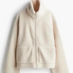 Teddy Jacka - Säljer denna Teddy jackan från H&M. Storleken är i S!