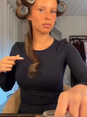 Mörkblå långärmad topp - En stilren mörkblå långärmad topp med rund halsringning. Toppen har en slim passform och är tillverkad i ett mjukt och stretchigt material som sitter snyggt på kroppen. Perfekt att matcha med jeans eller kjol för en clean look.