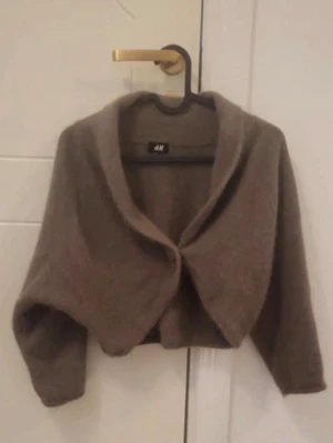 Brun kort kofta/bolero  H&M mohair  - Säljer då den inte kommer till användning 