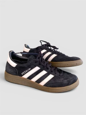 Adidas Spezial svarta sneakers - Säljer ett par Adidas Spezial sneakers i svart mocka med vita detaljer och klassiska tre ränder på sidan. Skicket är bra på utsidan men slitet innuti (kolla bild).