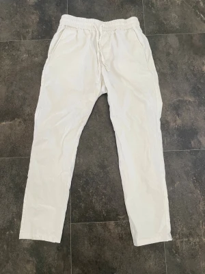 Vita linnebyxor från Only & Sons - Säljer nu dessa sjukt feta linnebyxor från only & sons. Mycket bra skick. Hör av er vid funderingar!🙌😁