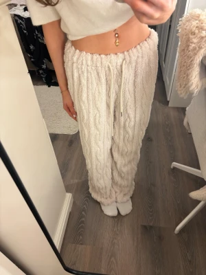 Beige fluffiga mjukisbyxor - Säljer supermysiga fluffiga byxor som är så sköna att ha på sig. storlek xs (jag är 164 cm för referens) Använda väldigt fåtal gånger
