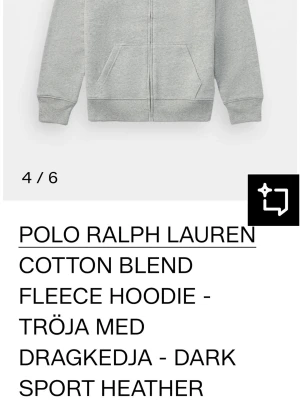grå hoodie från Polo Ralph Lauren - snygg grå hoodie från Polo Ralph Lauren i mjuk bomullsblandning med fleece på insidan. tröjan har dragkedja, huva och en stor ficka framtill. perfekt för en avslappnad look men även fin till något speciellt. storlek 10-12år 