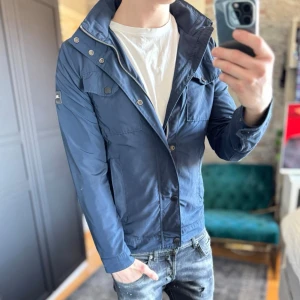 J.lindeberg field jacket - Bailey. Mycket bra skick, lite smuts bara! Passar dig som är mellan 170-180cm ungefär. Modellen är 185 cm, 75kg. Passar bra nu till våren! Skriv för mer information!🤝