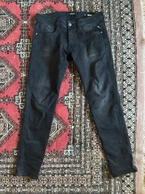 Replay Anbass svarta - Säljer ett par svarta slim fit replay anbass jeans snygg tvätt. Använda 3 gånger. Säljer då jag fick ett par Jacob cohen i present.                                       W33 L32. Nypris 1200