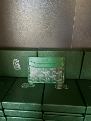 Plånbok - Säljer denna plånbok i bästa kvalitet helt ny,finns i olika färger.bara skriva om ni undrar eller vill ha mer information eller bilder.Skickar med en gåva vid köp🙏