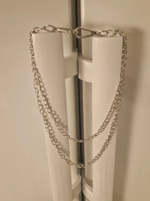 Byxkedja länkar - Byxkedja länkar silverfärg. Längd innerkedja 40 cm. Yttre 50 cm.